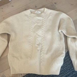 Stickad tröja  - Säljer den här mysiga stickade tröjan från HM💕