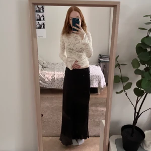 Svart satinkjol - Svart elegant satinkjol från Lager 157 som passar mig som är XS och ca 165cm lång. Den har fin volangkant längst ner och är använd 1-2 gånger. Säljer för att den inte kommer till användning och jag behöver pengar till min student