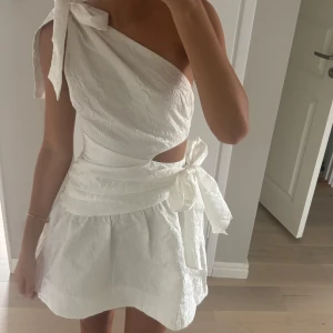 Vit klänning  - Superfin klänning perfekt som studentklänning💗