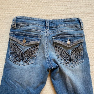 Lågmidjade jeans - Jätte snygga lågmidjade jeans från Gina tricot. Storlek 152 men passar xxs/xs. Jätte fina detaljer på fickorna. Finns inte att köpa längre