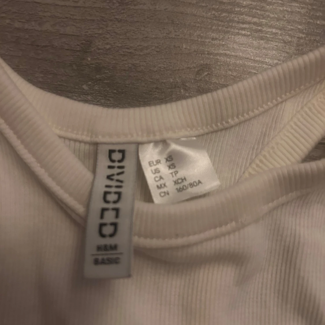 Vit ribbad linnetopp från Divided - 2