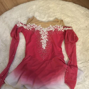 Konståknings klänning  - Rosa konståknings klänning. Detaljerad med kristaller . Glittrar jätte fint på isen. Ombre effekt som är fantastiskt fint när du åker på isen. Kan sänka priset vid snabbt köp. Tryck gärna på köp nu.