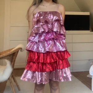 Klänning - Så snygg trendig klänning från Collective the label som tyvärr inte kommit till användning. Helt slutsåld och säljs inte längre. Helt ny med lapp kvar. Så himla snygg😍💖Storlek 34 men den är stretchig så passar flera olika storlekar!  Justerbara axelband, går även att ta ner de ifall man vill ha utan. Köpte ny för runt 800-1000kr ifall jag minns rätt 