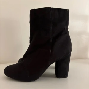 Svarta mocka boots med klack  - Strl 38. Väldigt fint skick, sparsamt använda. Klacken är ca 8-9 cm. Bekväma att gå i