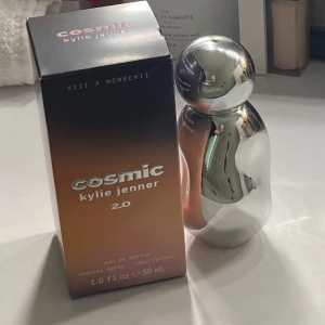 Cosmic Kylie Jenner 2.0 Parfym 30ml - Cosmic Kylie Jenner 2.0 är en eau de parfum i en futuristisk, spegelblank silverflaska med unik, rundad form. Endast test doftad en gång, nypris: 590kr 
