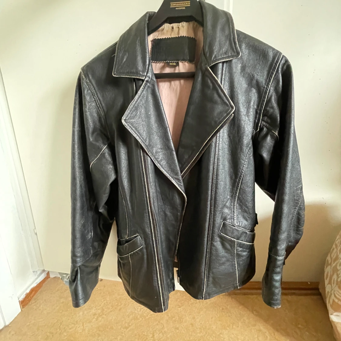 Svart skinnjacka med bälte