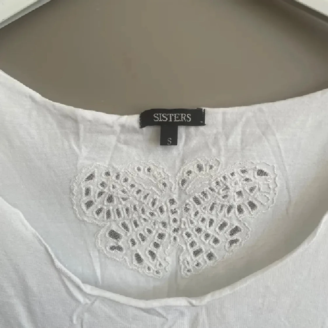 Vit asymmetrisk topp från Sisters - 1