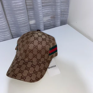 Beige och brun keps - Säljer en beige och brun keps!! Dm vid intresse!!