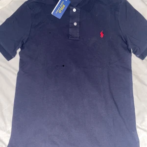 Polo Ralph lauren piké - Riktigt skön och fräsch piké till sommaren oanvänd i storlek S. Skicka gärna ett pris förslag!