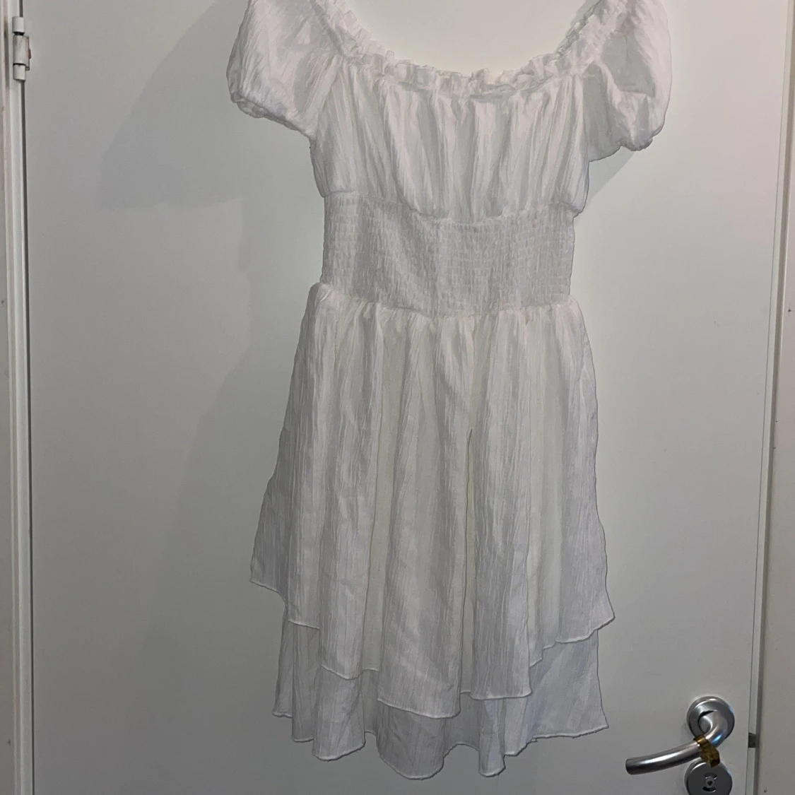 Vit offshoulder kortklänning