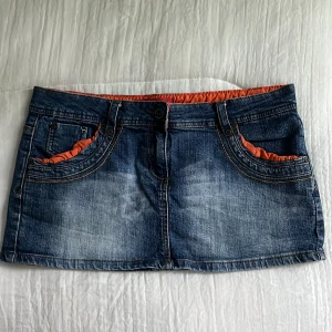 Jeans kjol med oranga detaljer - Säljer denna så snygga jeanskjol men så snygga detaljer då den tyvärr inte passade mig💗midjemått: 40cm rakt över
