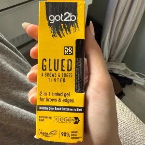 got2b Glued Tinted Brow Gel - Säljer en got2b Glued 2-i-1 färgad gel för bryn och babyhår. Helt oöppnad då jag köpte fel färg! Passar till mörkt brunt till svart färgade ögonbryn/hår. ☺️