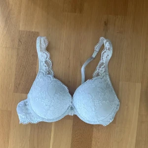 Vit spets bh - Supersöt vit bh med blommig spets och vadderade kupor. Axelbanden är justerbara och dekorerade med spetsdetaljer. Perfekt för dig som gillar romantisk och feminin stil. Den är från Lindex men har inte lappen kvar och tycker att den är i bra sick då jag har ändå använt den ända ganska mycket skriv om ni har några frågor eller något❤️