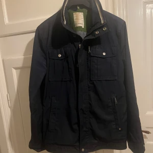 J.Lindeberg grish Jacka  - Extremt stilig blå J.Lindeberg jacka i storlek M i använt skick med lite lätta skavanker här och där. Skriv vid minsta lilla fundering 👌