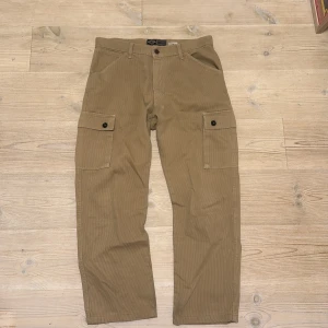 Beiga cargobyxor i manchester Take-Two - Säljer ett par beiga cargobyxor från Take-Two i mjuk manchester. Storlek W36 L34
