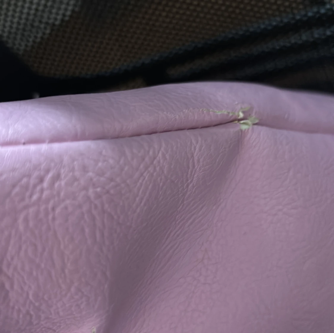 Rosa axelväska i skinnimitation - 4