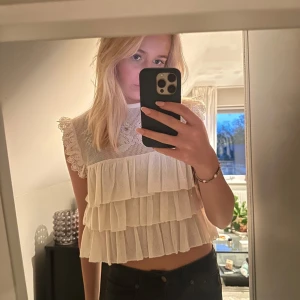 Volang topp från Zara - Volang topp från Zara i top skick. Stolek L men passar mer som en S/M