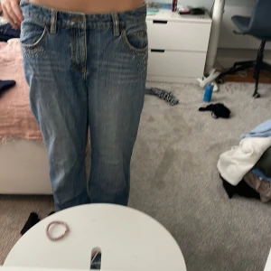 Blå wide jeans från Esprit med broderi - Säljer ett par blå jeans från Esprit med snyggt broderi och detaljer vid fickorna. Modellen är wide och har normal midja. Jeansen är i klassisk denim och har en avslappnad passform, perfekta för en chill och trendig look. Köptes på Plick och har själv aldrig använt💗