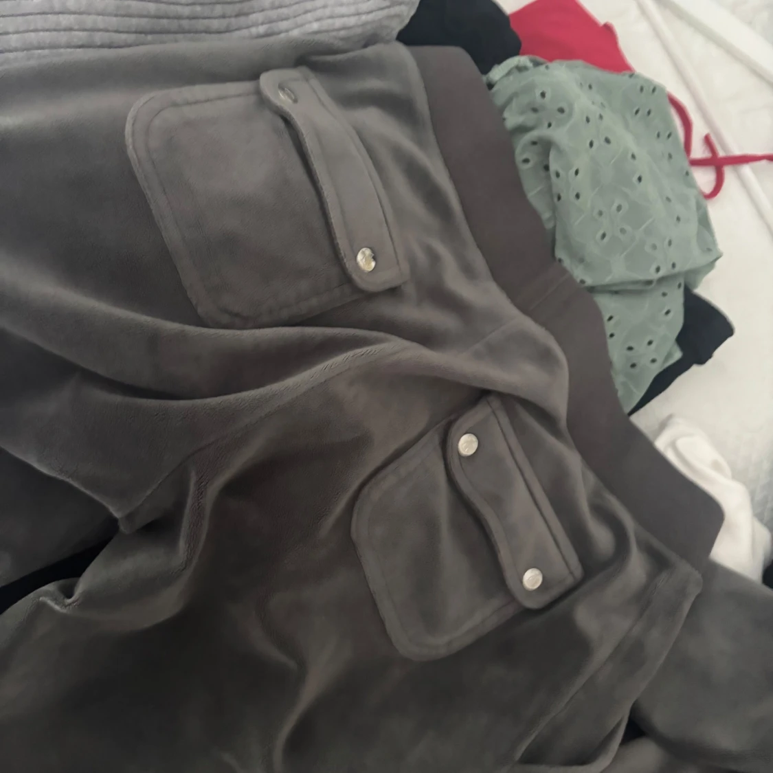 Grå fleecejacka med huva och dragkedja - 1