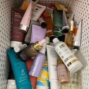 Blandat, smink & hudvård  - Hela lådan är fylld med oanvända produkter. Om du ser något som du är intresserad av eller så, skicka dm. Jag kan även göra mysterybags eller liknande, vill bara bli av med saker jag ej använder! 💕