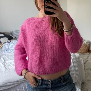 Rosa stickad tröja med öppen rygg - Suuperfin rosa stickad tröja 🩷
