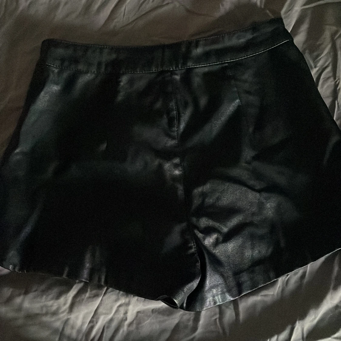 Svarta skinnshorts från H&M Divided - 1