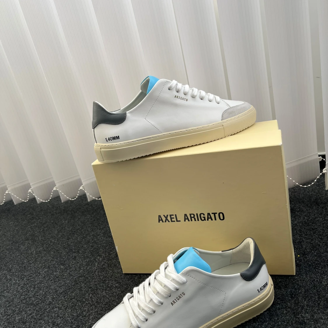 Axel Arigato vita sneakers med blå detalj - 1