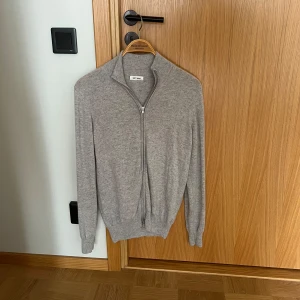 Soft goat cashmere full zip tröja - Tja säljer denna  full zip tröjan från softgoat i 100% cashmere. Tröjan är i nyskick utan några defekter. Storleken på plagget är. Nypris på detta plagg är 2799kr.