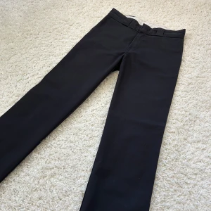 Svarta Dickies 874 straight - Svarta Dickies 874 byxor med klassisk straight fit. W29/L30 i bra skick. (Passar mig som brukar ha storlek S/36 och är 160 lång)