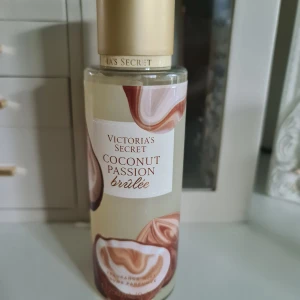 Victoria's Secret Coconut Passion Brûlée - Fräsch body mist från Victoria's Secret i doften Coconut Passion Brûlée. Flaskan är transparent med guldigt lock och har detaljer i beige och bruna toner. Doften har inslag av kokosflingor och brun socker, vilket ger en söt och tropisk känsla. Helt ny och oanvänd. Ingen idé att skicka prisförslag jag ignorerar dom bara
