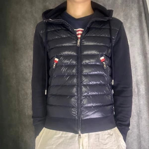 Moncler cardigan  - Mycket fint skick utom liten defekt på ärmen som knappt syns | Size XS passar S | kvitto och äktighetsbevis finns | fraktar spårbart inom 24 timmar |  för att köpa klicka ” köp nu” | vid frågor skriv ett meddelande |