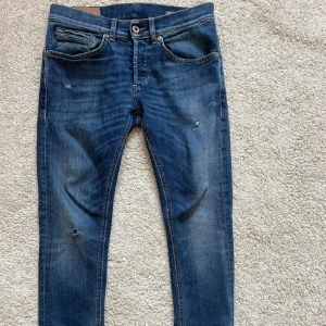 Dondup jeans - Modell George , !har en liten defekt mellan bena! Löser bild privat