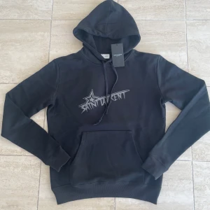Saint Laurent hoddie - Säljer denna otroligt exklusiva och trendiga hoddie från Saint Laurent. Sprillans ny, skick =10/10 tags tillkommer! Butikspris = 6000 kr+, mitt pris = 3499. Skriv vid frågor! 