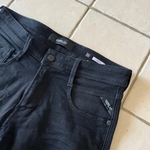 Replay Anbass - Säljer dessa Replay Anbass | Skick: 9/10 | Modell: Anbass | Storlek: 30/32 | Skriv vid frågor!