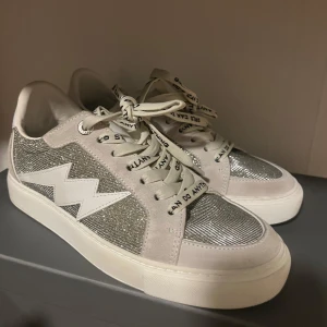 Zadig Voltaire skor - Hej,jag säljer mina helt nya zadig skor då dom inte passade mig när jag fick hem dom tveka inte på att höra av er om ni är intresserade!💕
