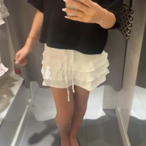 Vita volangkjol med snörning  - Säljer min fina Gina kjol då den knappt kommit till användning! 💞 