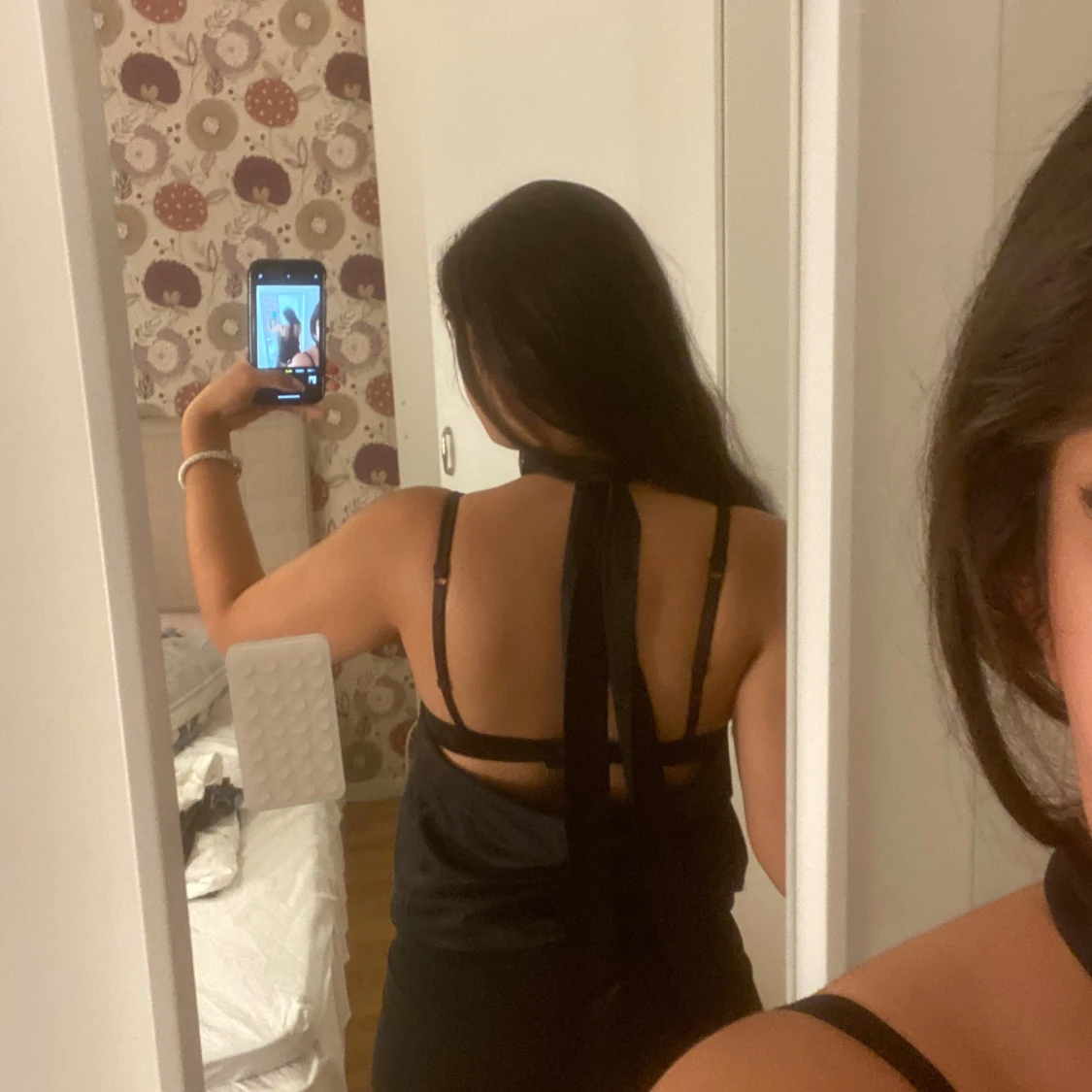 Svart polotopp med knyt i ryggen - 1