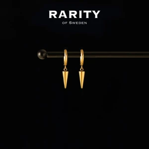 Spike Earring - Gold: Guldiga örhängen med nitar - Snygga guldiga örhängen från Rarity of Sweden med coola konformade hängen. Perfekta för dig som vill ha en edgy och modern look. Örhängena har en slät finish och hänger i små ringar som ger en stilren vibe.