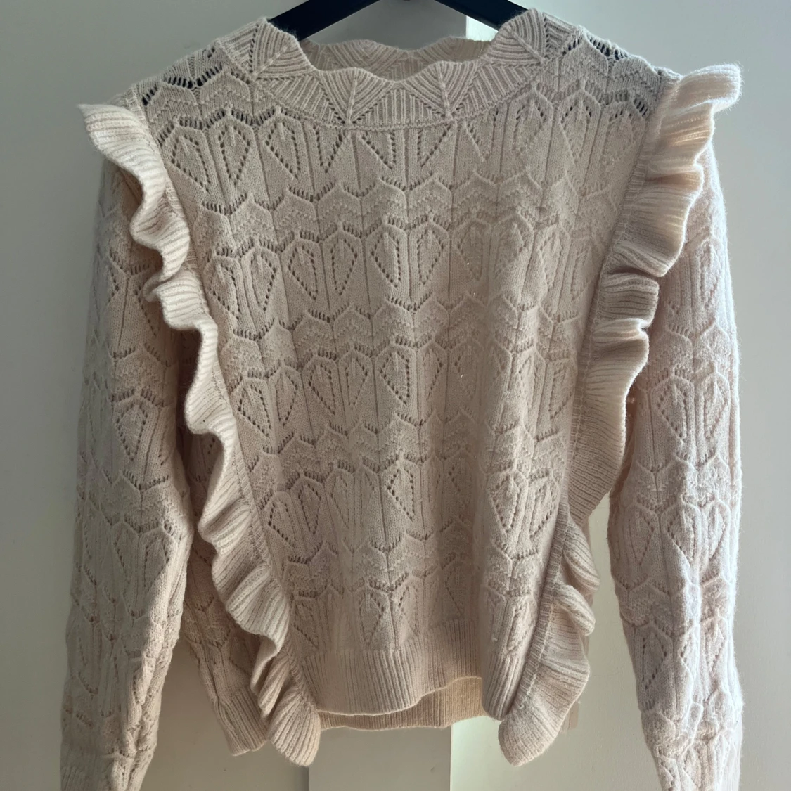 Beige stickad tröja med volang