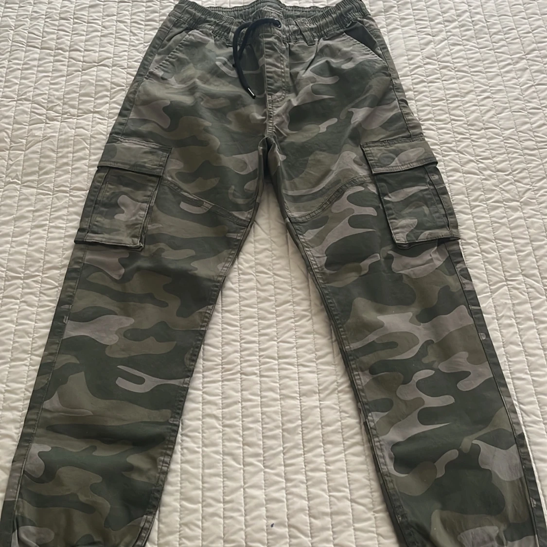 Cargobyxor i camo från KappAhl