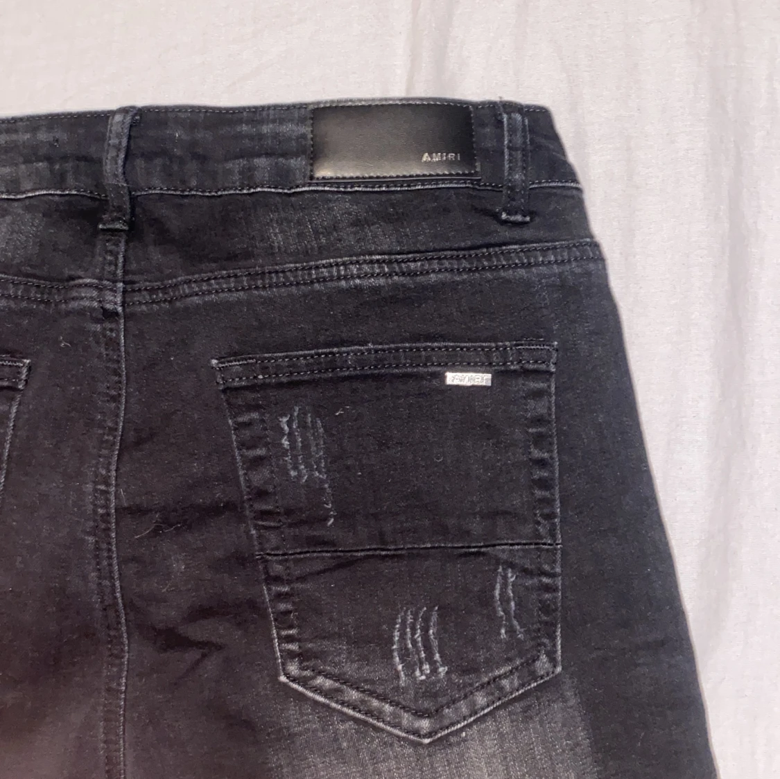 Svarta Amiri jeans med ängeltryck - 1