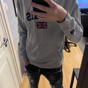 Grå hoodie från Morris  - Snygg grå hoodie från Morris storlek:S passar någon som runt 175-185 hör av er om ni har några frågor eller funderingar prisförslag kan tas emot 
