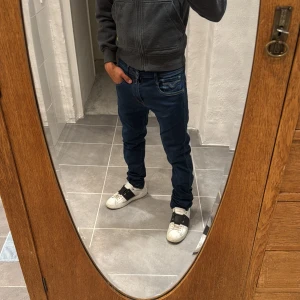 Replay jeans  - Ett par snygga byxor från Replay i storlek W31 L34 i modellen Anbbas 