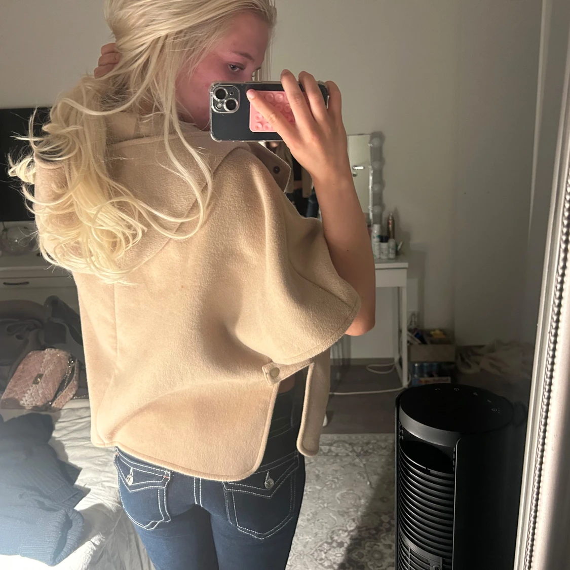 Beige ullväst med huva och fickor