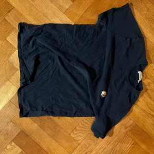 Maison kitsune T-shirt - Svart t-shirt från maison kitsune med räv på