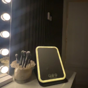 Sminkspegel med LED-belysning - Säljer en modern sminkspegel med touchknappar och inbyggd LED-belysning runt kanten 😌 Spegeln är perfekt för att ” bring with ” efftersom den är laddnings bar, så den klarar sig ca 2-5 timmar utan kabel! Sen måste den få laddas med en USB, som jag såklart skickar med! 💓 spegeln är sprillans ny från amazon som kostade 499, men säljer för 399, efftersom jag inte har kvar förpackningen till den ! Skriv om ni har funderingar eller annat ! ✌🏽🥰😌