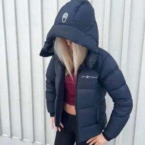 Sail racing jacka - Snygg svart dunjacka från Sail Racing i storlek 170 men passar xs. Köptes från Kids Brandstore förra året för ca 2500kr! Super bra skick!!💕💕 Vid frågor eller funderingar tveka inte på att höra av dig!! 