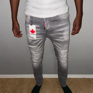 Dsq2 jeans storlek 44 - Storlek 44på dsq2 jeansen. Fin replika med grym kvalitet. Helt nya. Pris: 1200-. Först till kvarn 