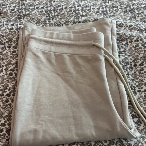 Beige mjukisbyxor från 157, storlek S - Beiga mjukisbyxor från 157 med dragsko i midjan. Helt nya och oanvänd men lappen är ej kvar. Storlek S, Nypris 200