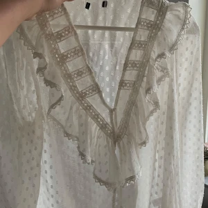 Blus  - Blus köpt här på plick som jag ej vet storlek på. Men passar mig som har M i blusar 